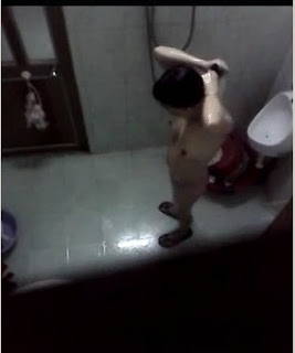 Clip quay lén em gái lúc tắm