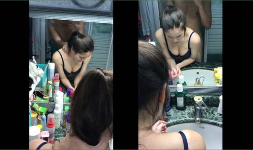 Nứng quá doggy em trên bàn trang điểm không kịp cởi áo